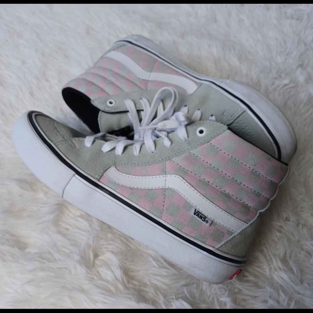 Mens Pro-classic hi-top skateboard shoes.